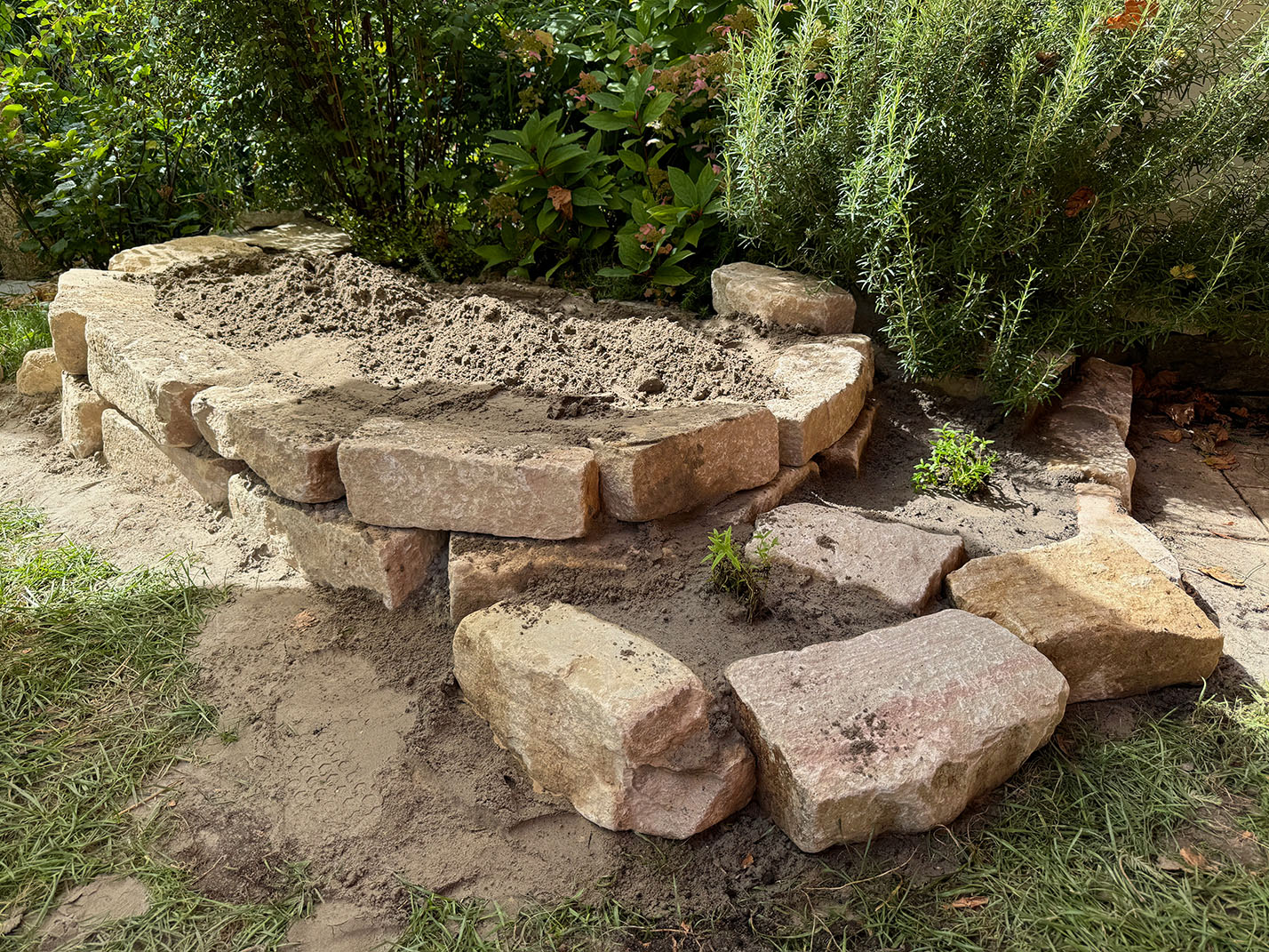 Sandarium mit Steinmauer Sandarium mit Steinmauer